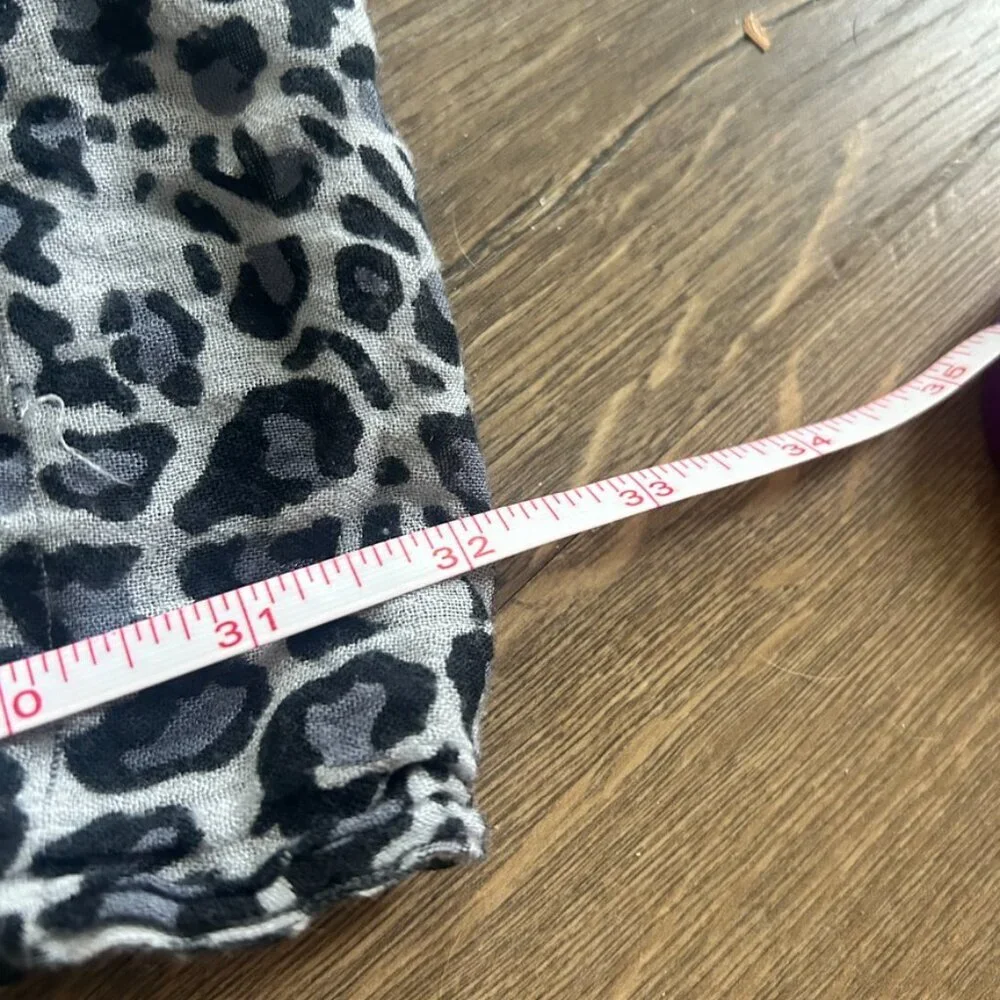 Lightweight leopard scarf - Picture 3 of 4